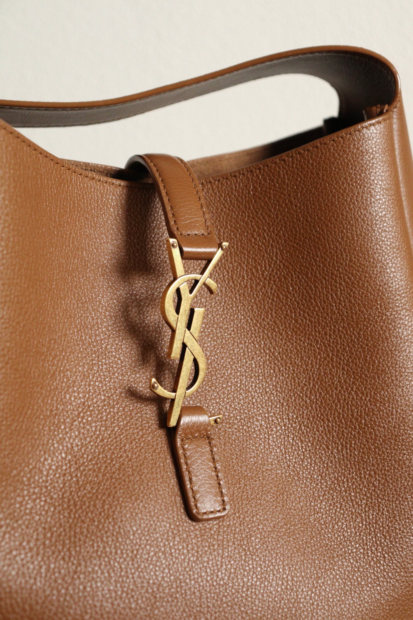 Saint Laurent Le 5 à 7 Supple Small