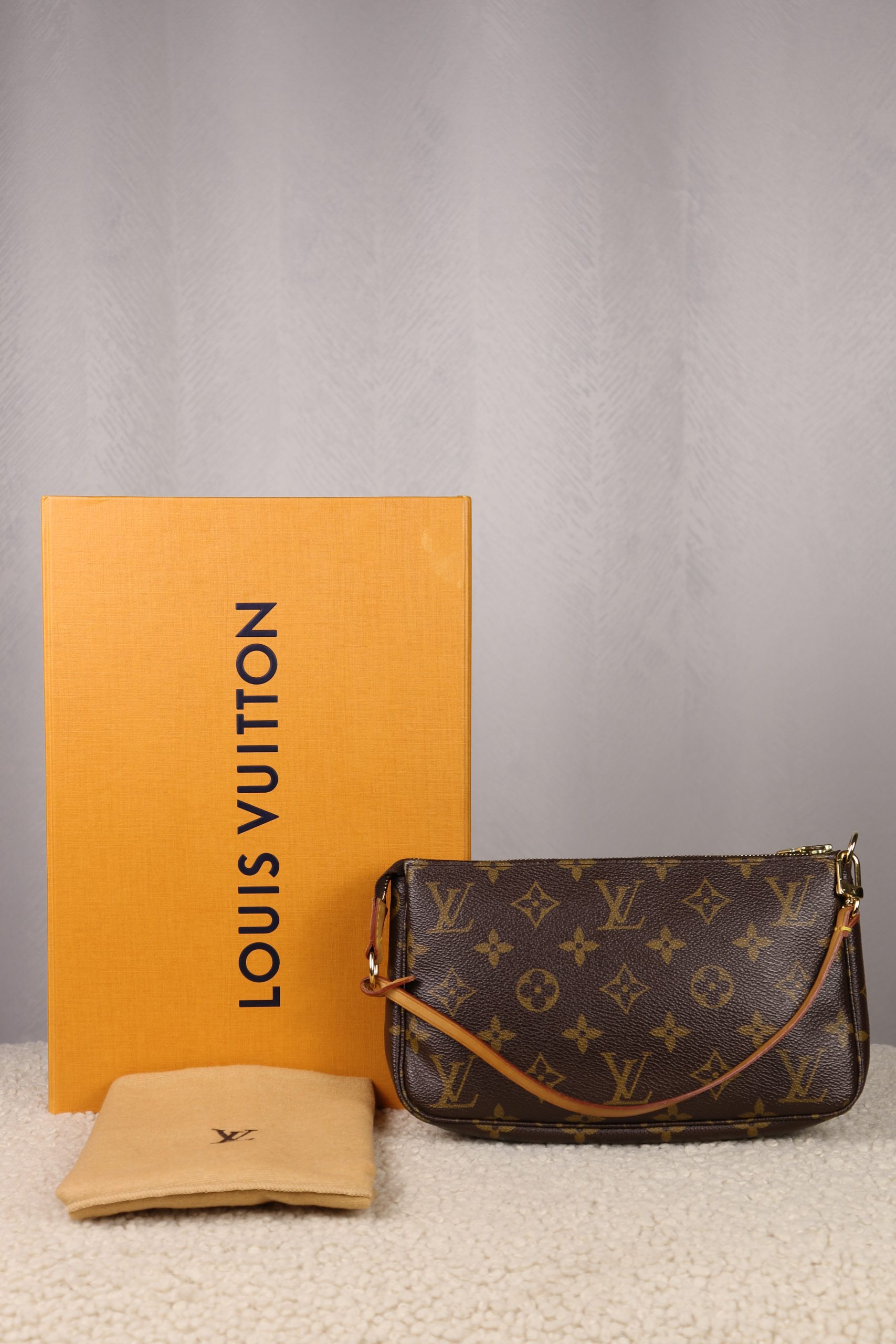 Louis Vuitton Pochette Accessoires Vintage | Monograma